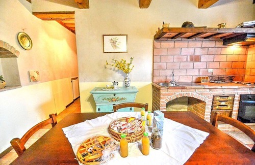 Sarnano House | Casa Noriana D: A characteristic and welcoming apartment situated in a quiet location, surrounded by a wonderful garden, with Free WI-FI.