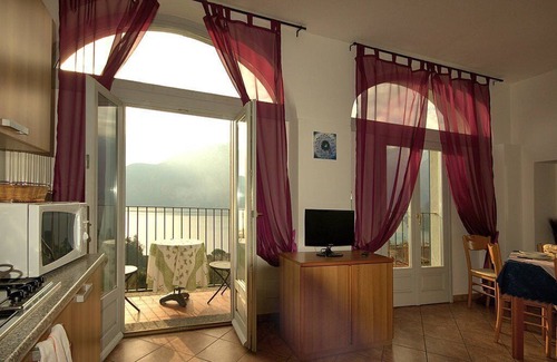 Azzano House | Casa Panorama Sette: A bright and cheerful apartment situated at a short distance from the shores of Lake Como, with Free WI-FI.