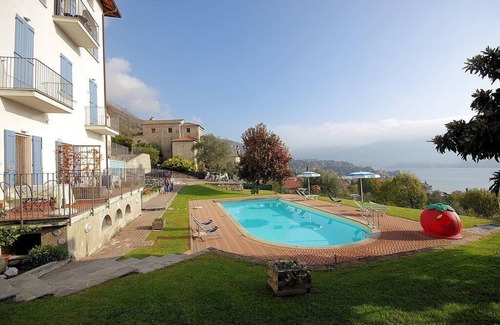 Azzano House | Casa Panorama Sette: A bright and cheerful apartment situated at a short distance from the shores of Lake Como, with Free WI-FI.