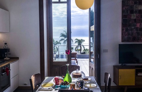 Aci Trezza House | casa paO aci castello, aci trezza, catania, etna, villa, sea front, terrace.