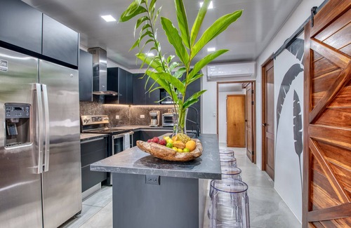 Limon House | CASA RAZAS - Beautiful Balcony Retreat for Six