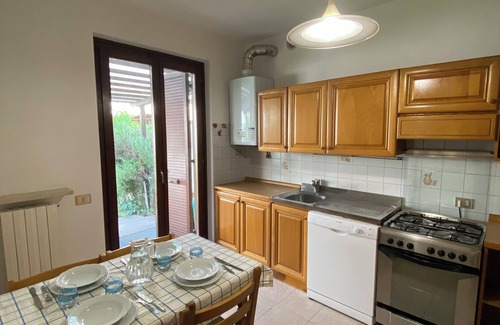 Sud House | Casa Rina: relax con giardino, 3 camere e parcheggio