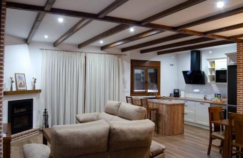 Fuenlabrada de los Montes House | Casa Rural La Madroña