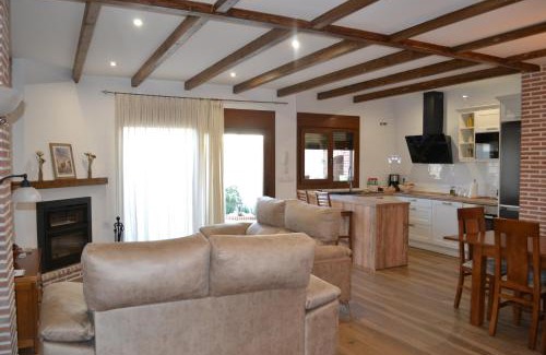 Fuenlabrada de los Montes House | Casa Rural La Madroña