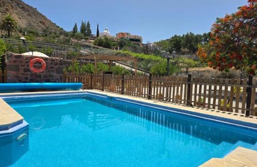 Santa Lucia Ski Chalet | casa rural LA LIMERA con piscina privada