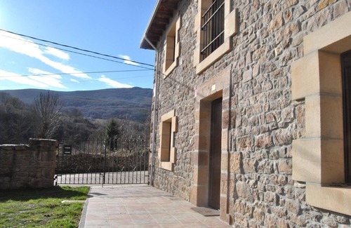 Salces House | Casa Rural Monte Regaliz, close to Alto Campoo ski resort