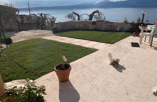 Albisano Apartment | Casa Silvia II mit Seeblick mit Terrasse
