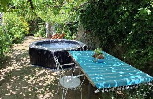 Monterotondo Marittimo Apartment | Casa Sole di Toscana con 5 camere, grande terrazza panoramica, giardino e vasca relax idromassaggio
