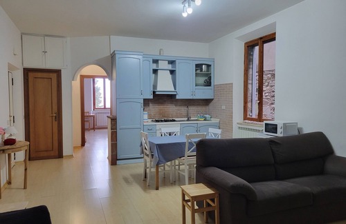 Todi Apartment | Casa Sulle Mura Medioevali. Comodissimo no Scale. Servizi Raggiungibili a Piedi
