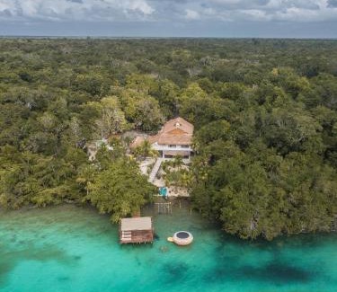 Bacalar House | Casa Tita, amazing views with Private Pier, Bar & Jacuzzi