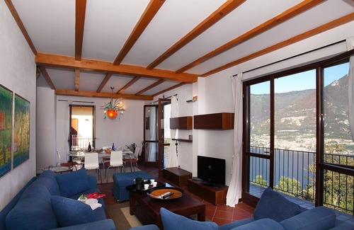 Riva Apartment | Casa Tulipano Panoramica, Faggeto Lario, Italy