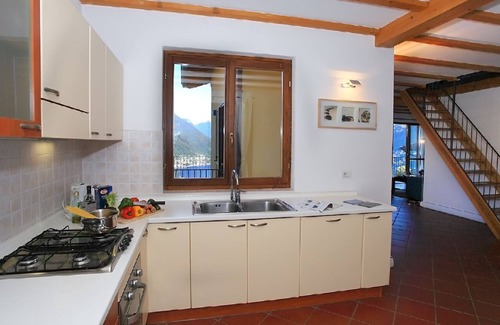 Riva Apartment | Casa Tulipano Panoramica, Faggeto Lario, Italy