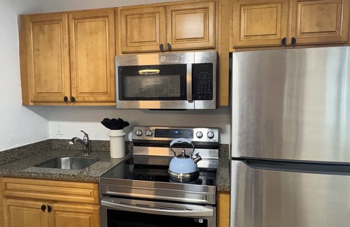 Croissant Park Apartment | Casa Vista: A stunning 2-BR 1-Bath with amenities in delightful Ft Lauderdale