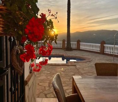 Vinuela Villa | CasaBlanca Villa Rural con piscina y barbacoa