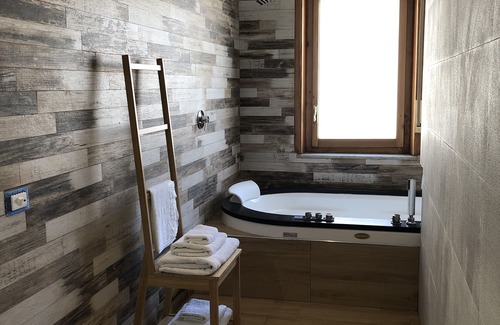 Ercolano Condo | CasaCondo@Flora: Relax in a Spacious Condo with Jacuzzi - Your Naples Getaway