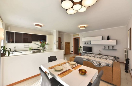 Cernusco sul Naviglio Apartment | CaseOspitali - Masai Mara super bilo con balcone