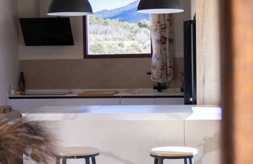 Onil Cottage | Caseta Blanca, located in Onil, Alicante.