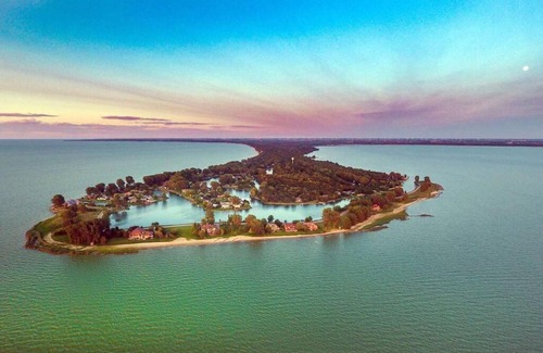Pigeon House | Caseville, MI Cute Sandpoint home, beach access