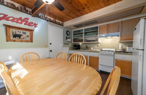 Big Bear City Cabin | Casita Big Bear, wooded lot!