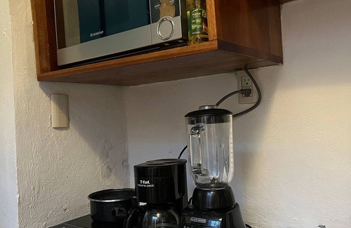 Campeche House | Casita de la 12 5 min a centro Campeche ideal para 2 ó 3 personas Cocina con estufa de inducción, microondas y refrigerador