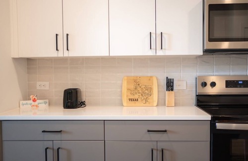 Milwood Apartment | Casita Longhorn - Near Q2, Domain + Pool Access
