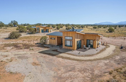 Valle Cabin | Casita Queen bed, private bath and kitchenette