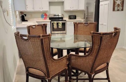 Pennington House | Cast Away - 2 Bedroom Bungalow with Hot Tub