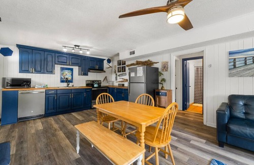 Laguna Beach Condo | Castaway Cottage|Laguna Beach|Pet Friendly|Steps to Beach