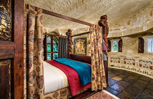 Crafers Bed & Breakfast | Castle Keep- Exceptionally Romantic Escape for 2 with open log fire.