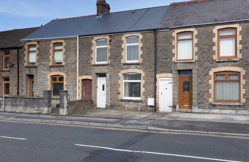 Llwchwr House | Castle Retreat - 3 Bed House