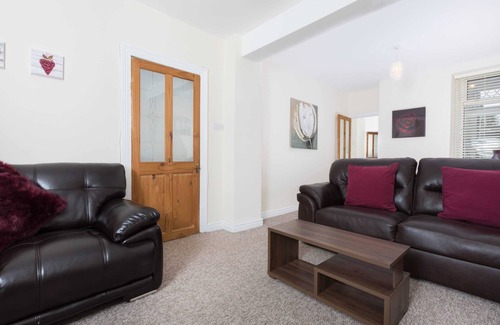 Llwchwr House | Castle Retreat - 3 Bed House