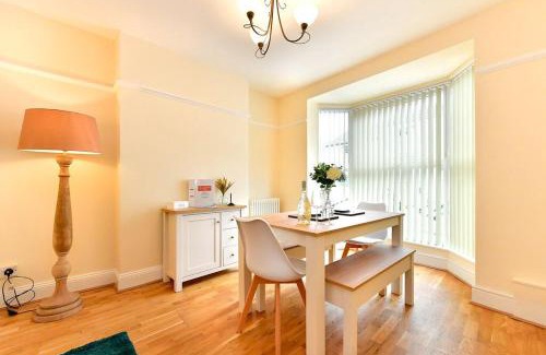 Mumbles House | Castle Square Cottage - Beachside Retreat