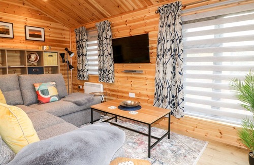 Scropton Cottage | CASTLE VIEW LODGE, family friendly in Hatton, Derbyshire