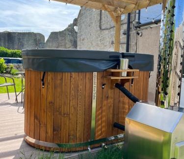Rhuddlan House | Castle Views cottage in historic village & woodfired hot tub