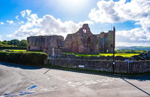 Rhuddlan House | Castle Views cottage in historic village & woodfired hot tub