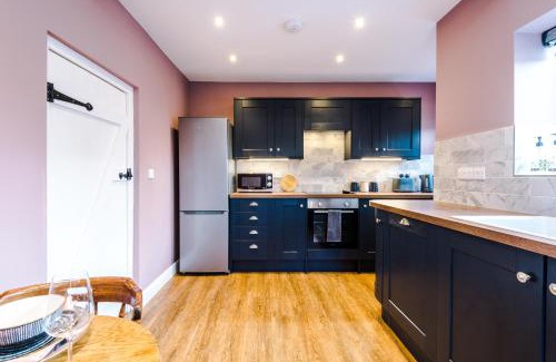 Rhuddlan House | Castle Views cottage in historic village & woodfired hot tub