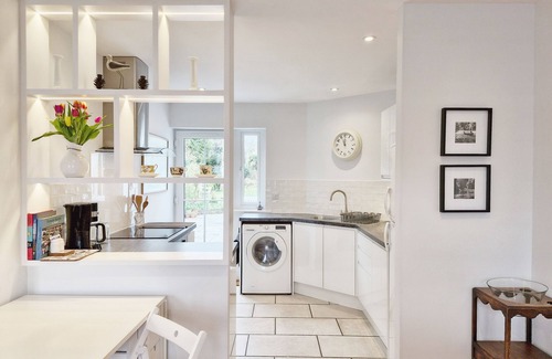 Chichester Cottage | Castleton , Chichester - sleeps 2 guests in 1 bedroom