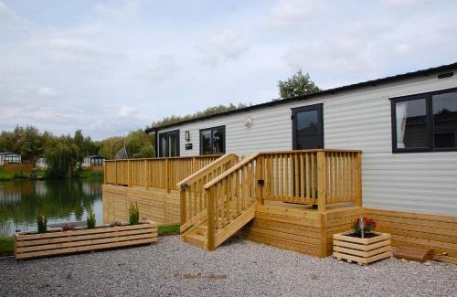 Holton Le Clay Cabin | Castleton Static lodge on Wold View Fisheries Leisure Park