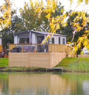 Holton Le Clay Cabin | Castleton Static lodge on Wold View Fisheries Leisure Park