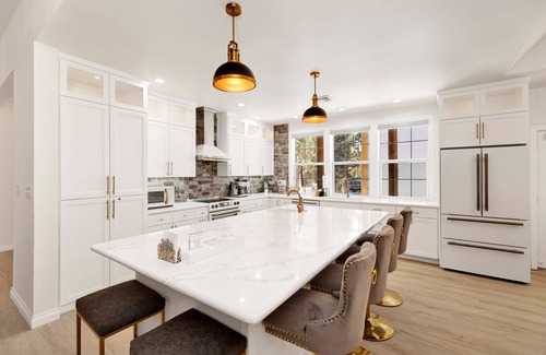Eagle Mountain Estates Cabin | Castlewood Retreat at Big Bear | Central Modern Family Chalet