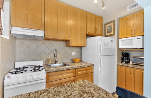 North Beach Apartment | Casual Beach living - 1 Bed/1 Bath Old Florida Garden apartment - Steps to beach
