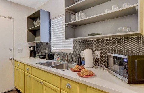 Downtown Las Vegas House | Casual #C 2queen Kids ok 1Story by Fremont St Pets pay more