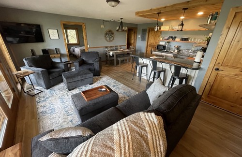 Ashland House | Casual luxury retreat: Siskiyou Mountain Place. 2 br, kitchenette.