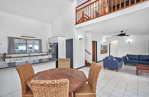 Holloways Beach House | Casuarina Beach Front Escape