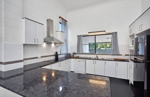 Holloways Beach House | Casuarina Beach Front Escape