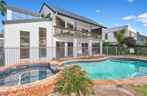 Holloways Beach House | Casuarina Beach Front Escape