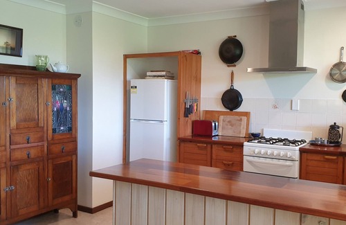 Bellingen Cottage | Casuarina Cottage - walk to town - Mountain views.