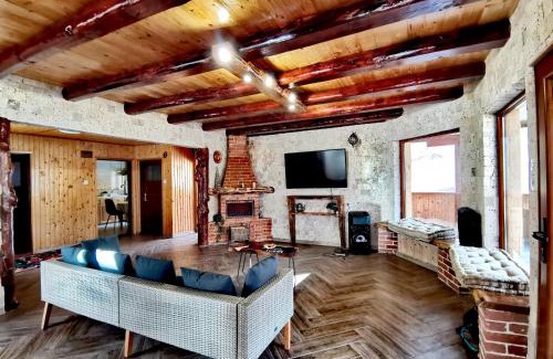 Dragoslavele Villa | CASUTA CU SINDRILA