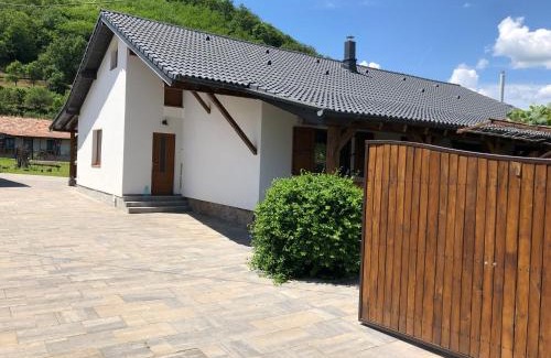 Metes House | Casuta de sub deal