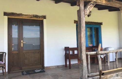 Metes House | Casuta de sub deal